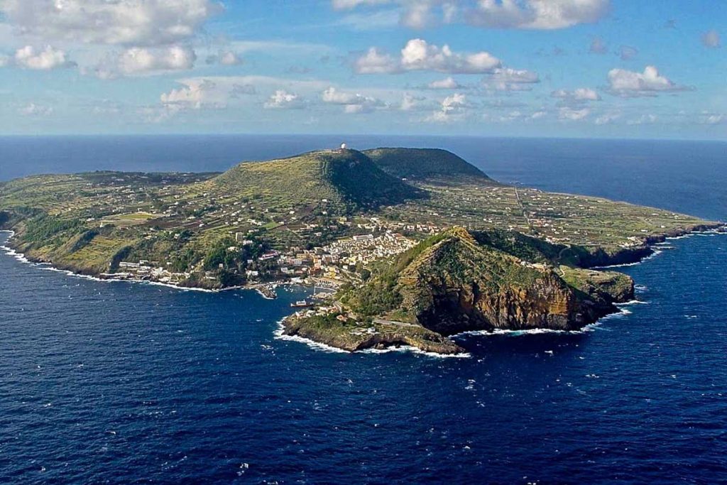 Ustica, l'isola nera e ribelle dal cuore gentile